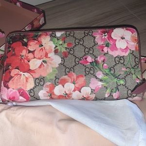 Gucci bloom wallet